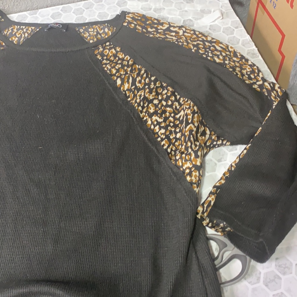 GigiO Large Black Cheetah Print long Sleeve Sweater - Picture 2 of 5